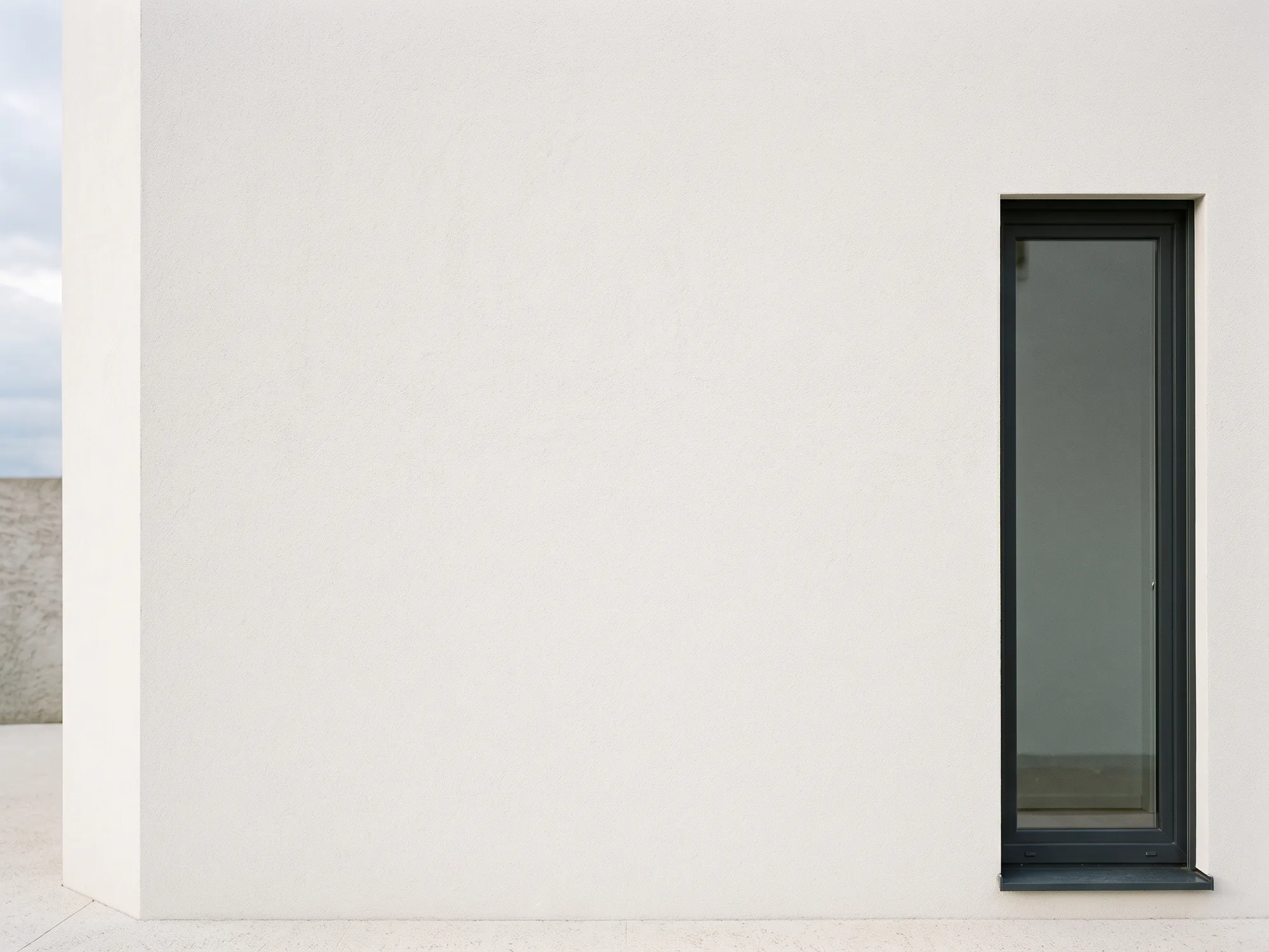 Façade enduite en blanc neutre, prête à recevoir sa teinte